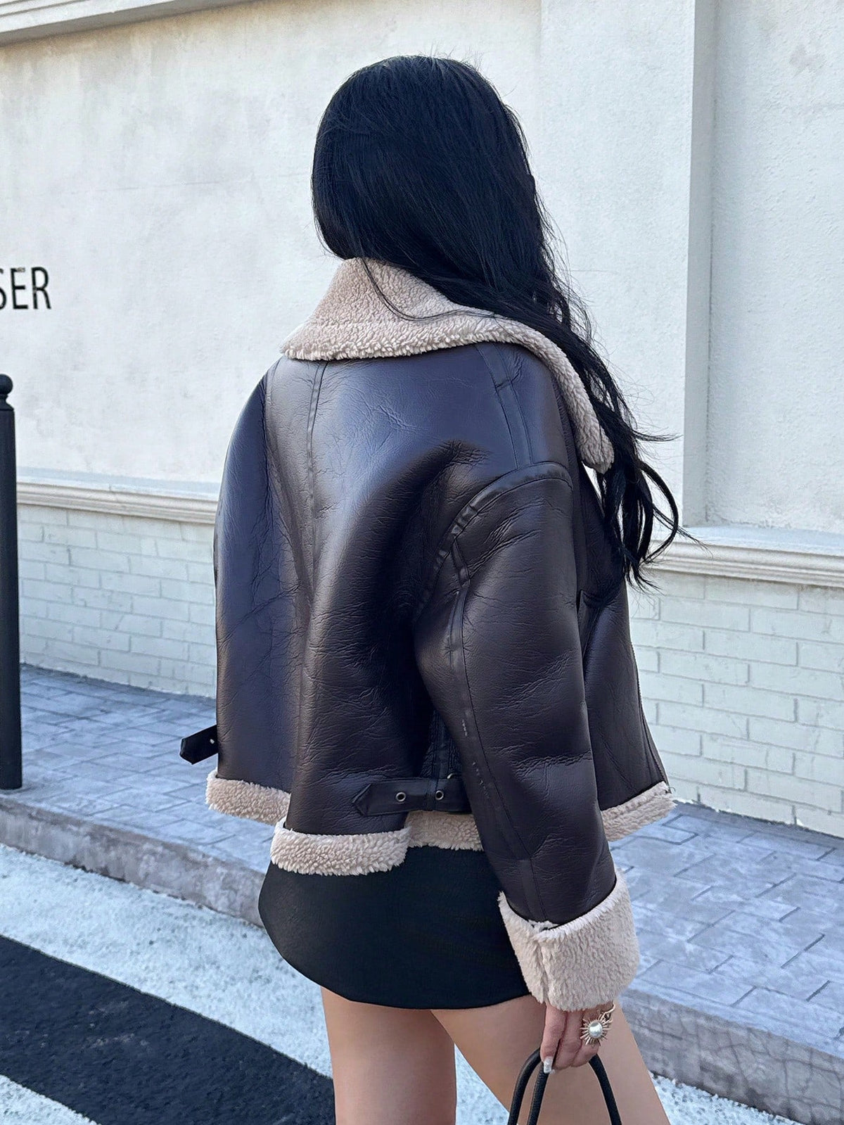 DEEKA Jaqueta de Motocicleta Curta e Quente de Dois Lados, Inverno Novo, Casaco Feminino Oversized de Couro Sintético Marrom e Gola de Pele Sintética - Castanho