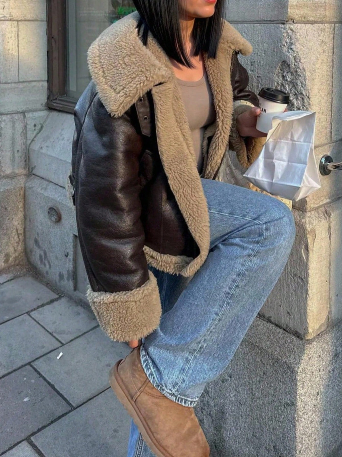 DEEKA Jaqueta de Motocicleta Curta e Quente de Dois Lados, Inverno Novo, Casaco Feminino Oversized de Couro Sintético Marrom e Gola de Pele Sintética - Castanho