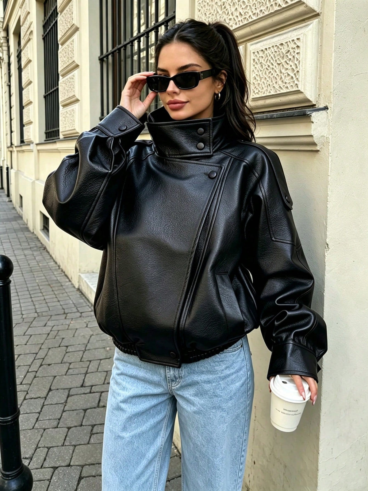 Jaqueta Feminina Camellia Oversized de Corte Solto, Nova para Outono/Inverno, Estilo Europeu e Americano, Casaco Minimalista Versátil Premium em Couro Sintético para Outono - Preto