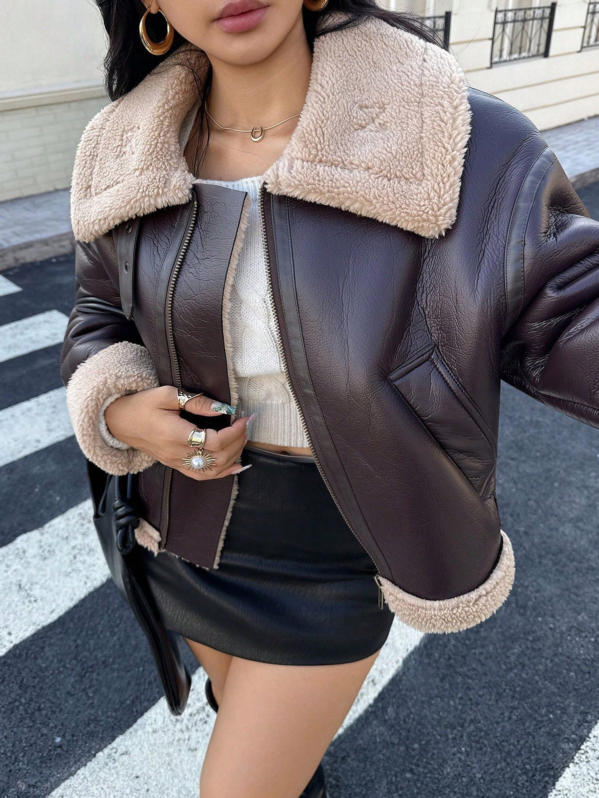 DEEKA Jaqueta de Motocicleta Curta e Quente de Dois Lados, Inverno Novo, Casaco Feminino Oversized de Couro Sintético Marrom e Gola de Pele Sintética - Castanho