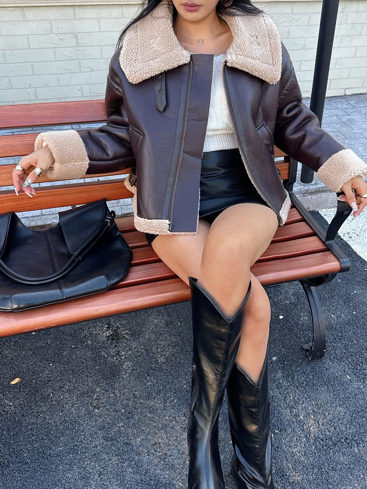 DEEKA Jaqueta de Motocicleta Curta e Quente de Dois Lados, Inverno Novo, Casaco Feminino Oversized de Couro Sintético Marrom e Gola de Pele Sintética - Castanho
