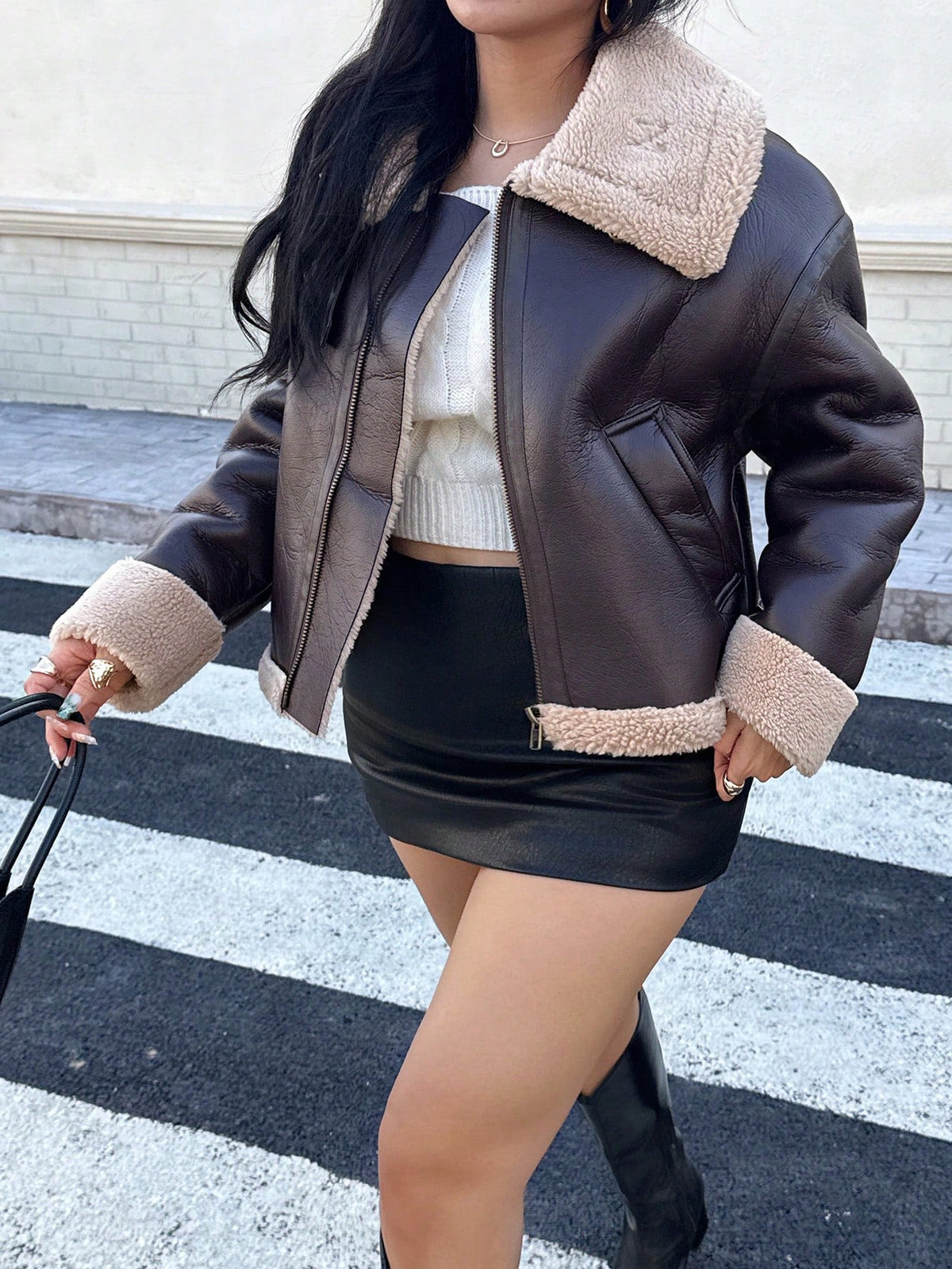 DEEKA Jaqueta de Motocicleta Curta e Quente de Dois Lados, Inverno Novo, Casaco Feminino Oversized de Couro Sintético Marrom e Gola de Pele Sintética - Castanho