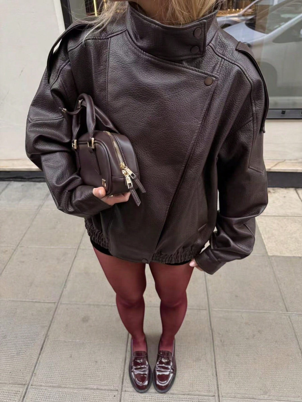 Jaqueta Feminina Camellia Oversized de Corte Solto, Nova para Outono/Inverno, Estilo Europeu e Americano, Casaco Minimalista Versátil Premium em Couro Sintético para Outono - Castanho