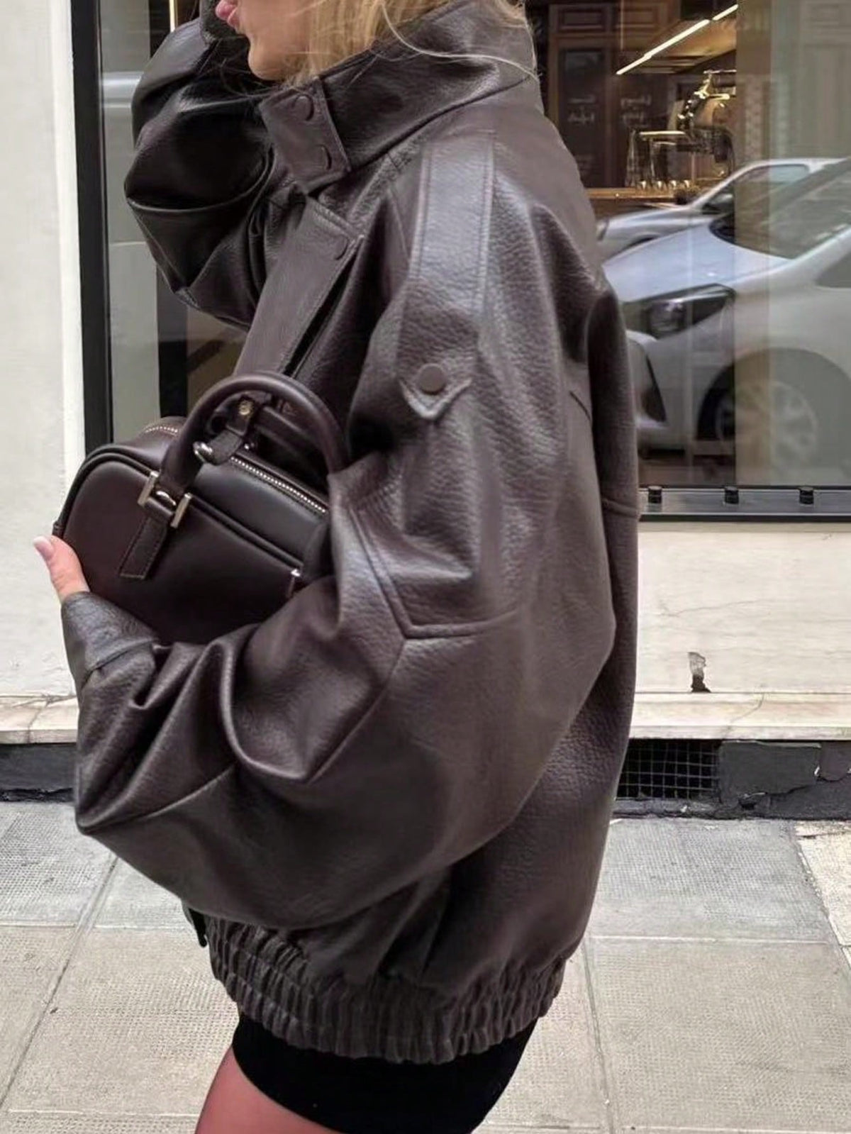 Jaqueta Feminina Camellia Oversized de Corte Solto, Nova para Outono/Inverno, Estilo Europeu e Americano, Casaco Minimalista Versátil Premium em Couro Sintético para Outono - Castanho