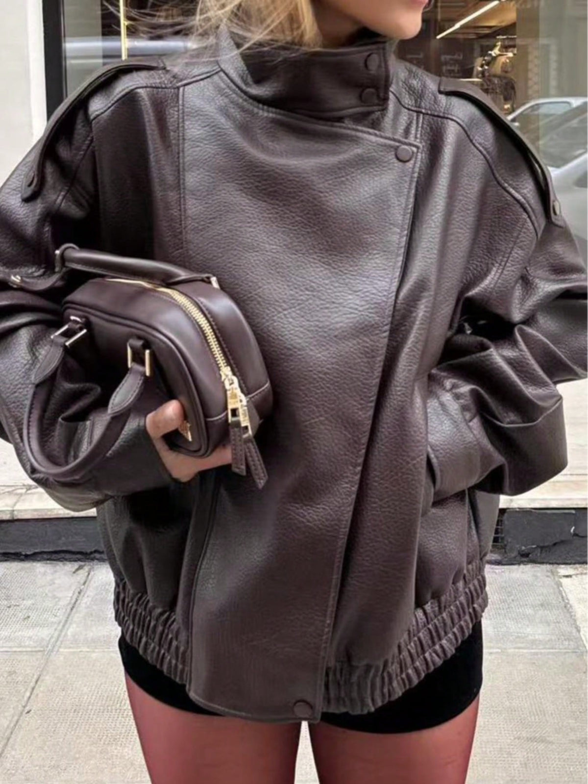 Jaqueta Feminina Camellia Oversized de Corte Solto, Nova para Outono/Inverno, Estilo Europeu e Americano, Casaco Minimalista Versátil Premium em Couro Sintético para Outono - Castanho