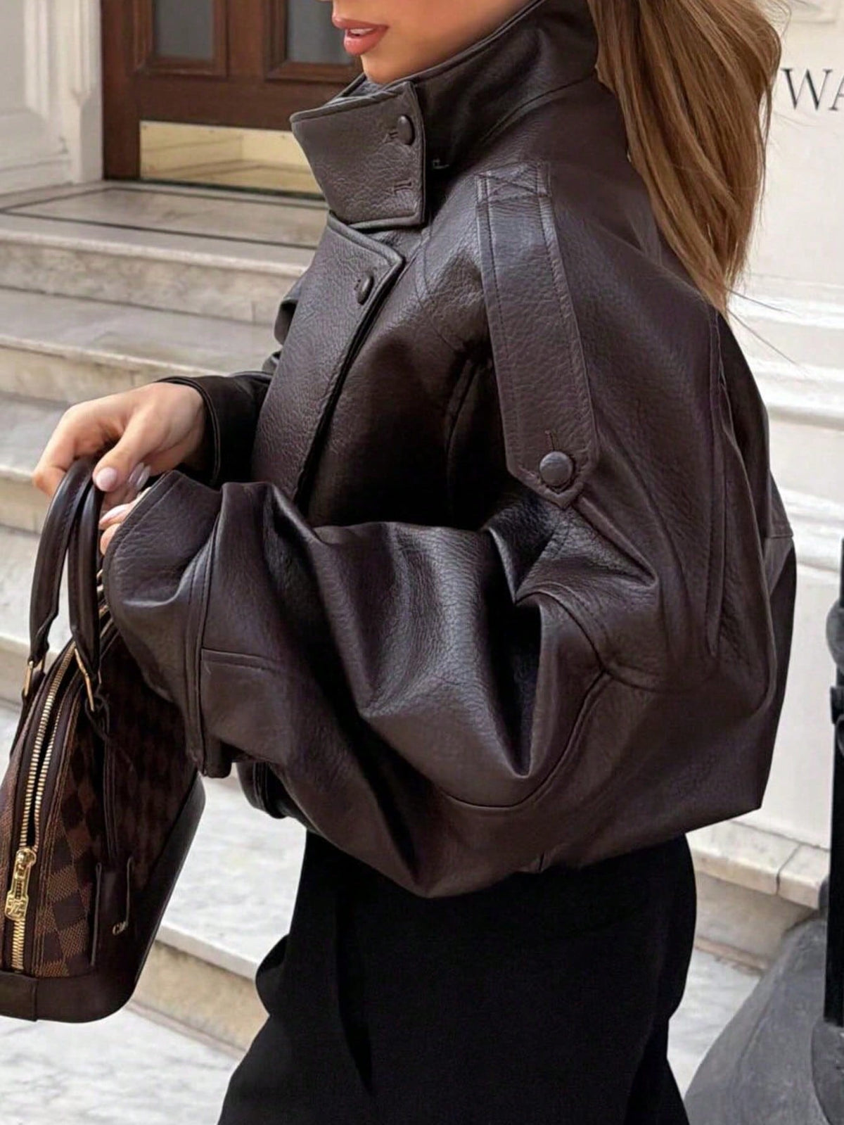 Jaqueta Feminina Camellia Oversized de Corte Solto, Nova para Outono/Inverno, Estilo Europeu e Americano, Casaco Minimalista Versátil Premium em Couro Sintético para Outono - Castanho