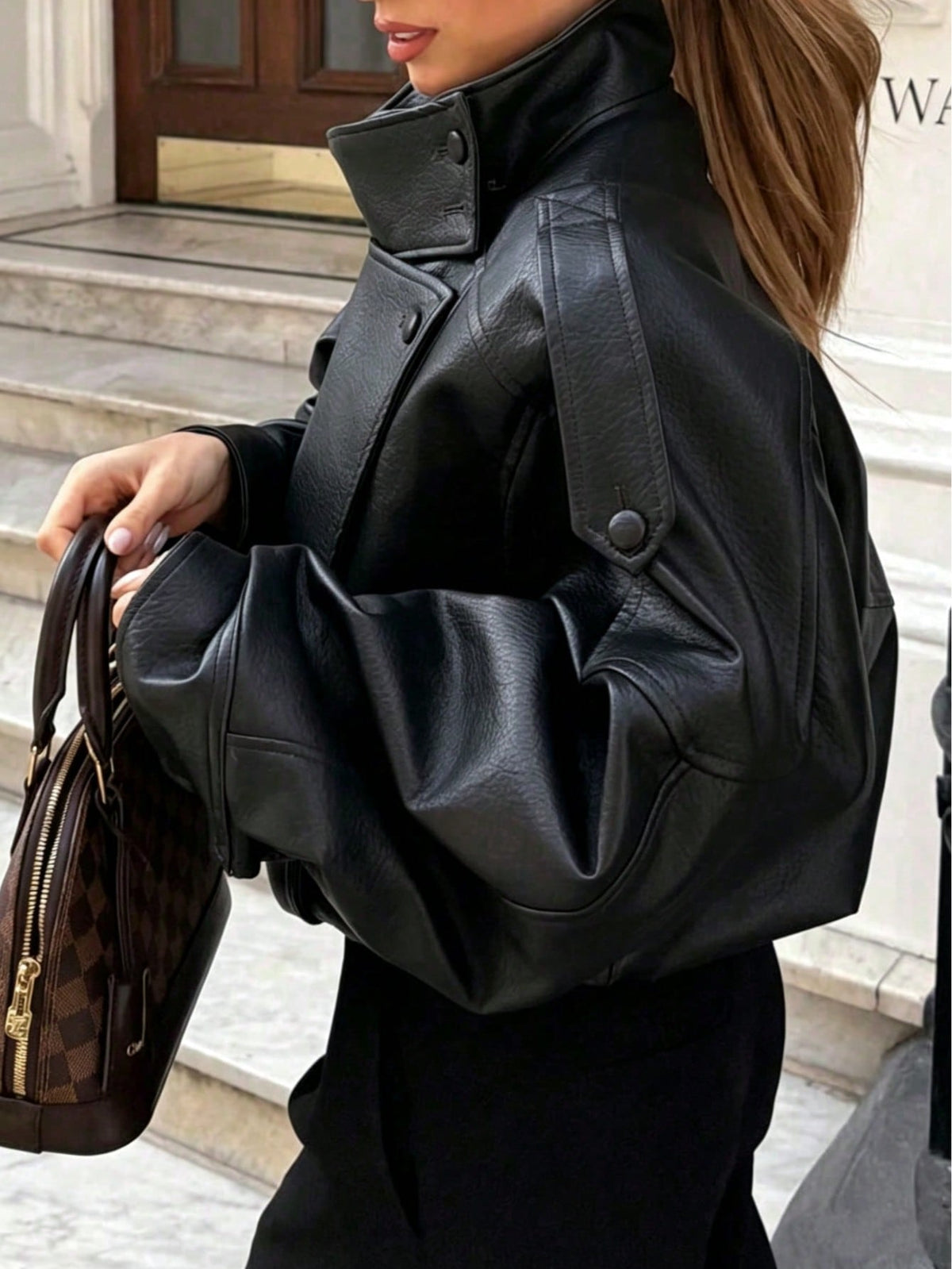 Jaqueta Feminina Camellia Oversized de Corte Solto, Nova para Outono/Inverno, Estilo Europeu e Americano, Casaco Minimalista Versátil Premium em Couro Sintético para Outono - Preto 2