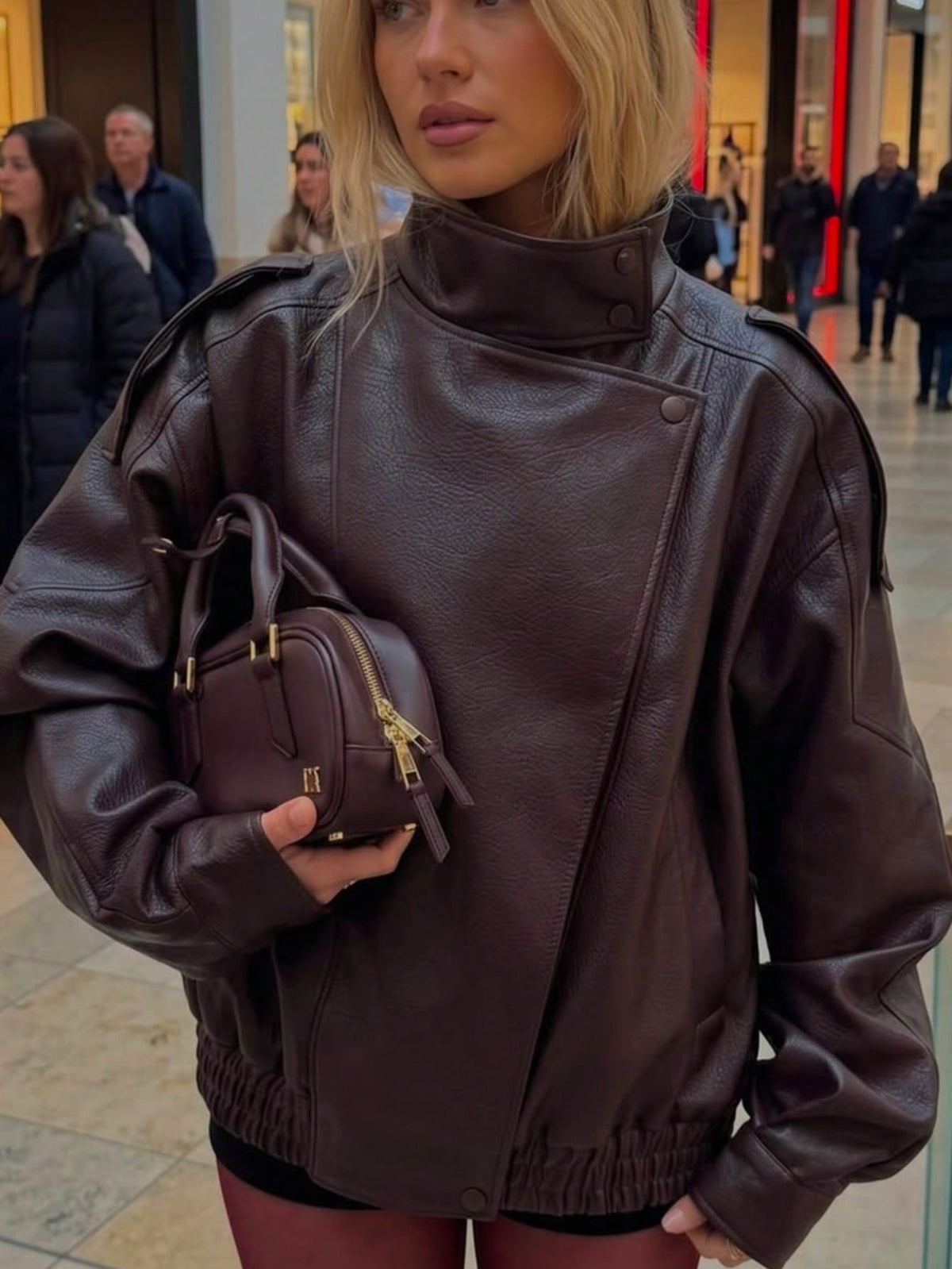 Jaqueta Feminina Camellia Oversized de Corte Solto, Nova para Outono/Inverno, Estilo Europeu e Americano, Casaco Minimalista Versátil Premium em Couro Sintético para Outono - Vinho
