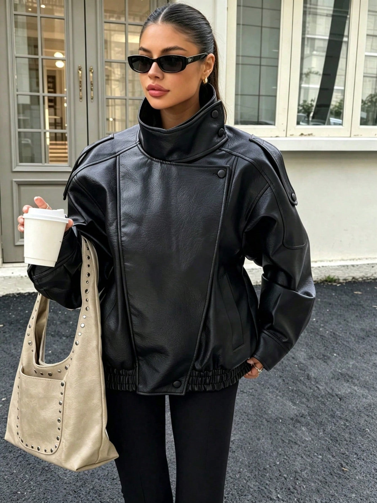 Jaqueta Feminina Camellia Oversized de Corte Solto, Nova para Outono/Inverno, Estilo Europeu e Americano, Casaco Minimalista Versátil Premium em Couro Sintético para Outono - Preto 2