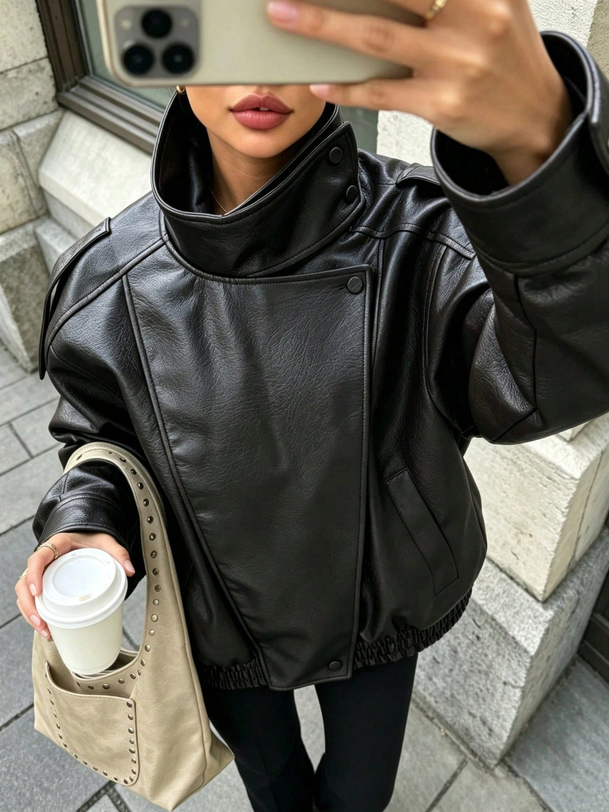Jaqueta Feminina Camellia Oversized de Corte Solto, Nova para Outono/Inverno, Estilo Europeu e Americano, Casaco Minimalista Versátil Premium em Couro Sintético para Outono - Preto 2