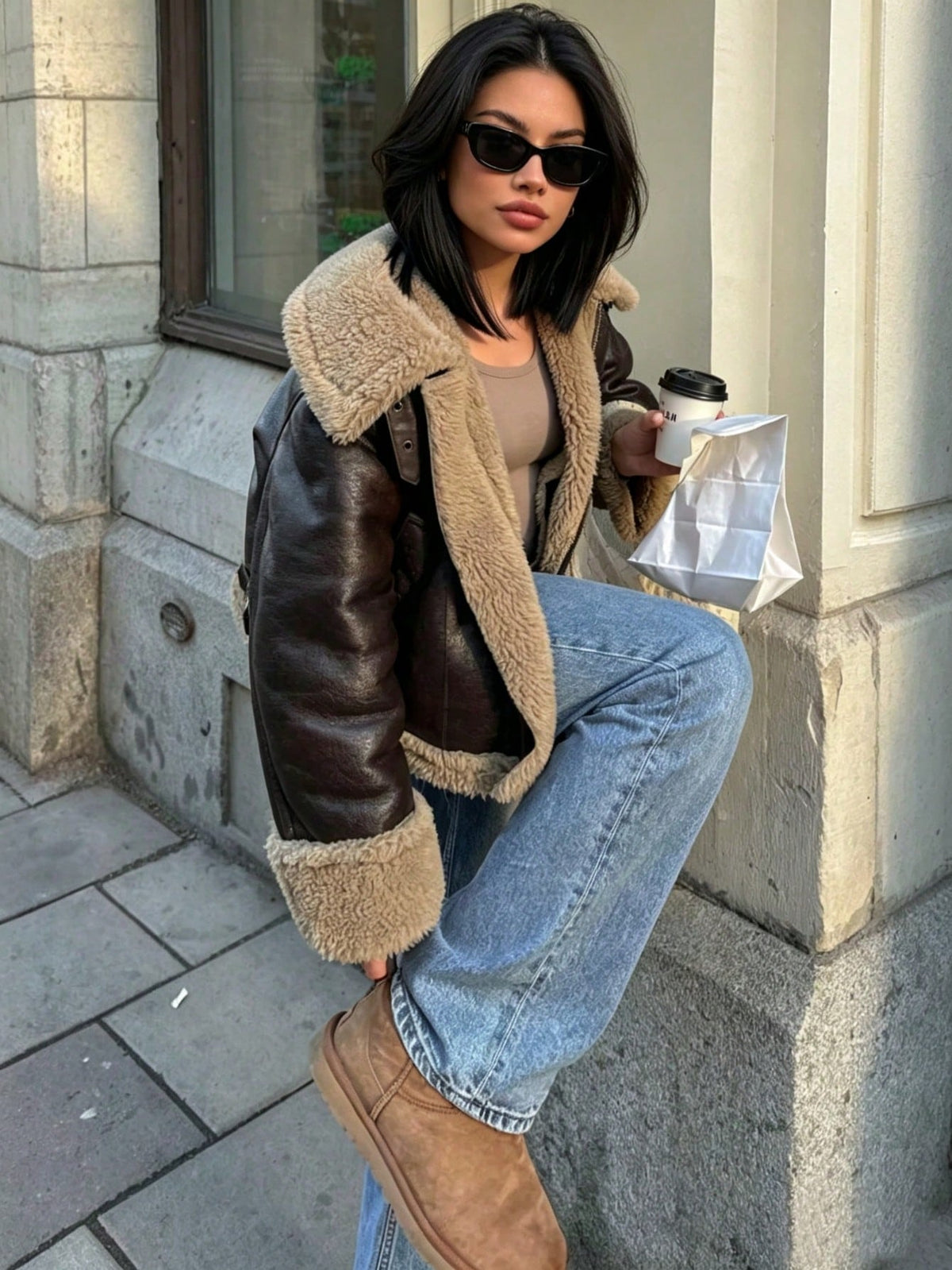 DEEKA Jaqueta de Motocicleta Curta e Quente de Dois Lados, Inverno Novo, Casaco Feminino Oversized de Couro Sintético Marrom e Gola de Pele Sintética - Castanho