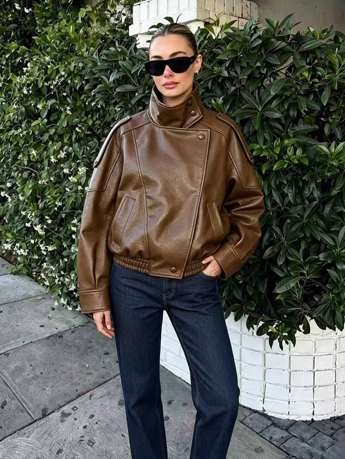 Jaqueta Feminina Camellia Oversized de Corte Solto, Nova para Outono/Inverno, Estilo Europeu e Americano, Casaco Minimalista Versátil Premium em Couro Sintético para Outono - Marrom Claro